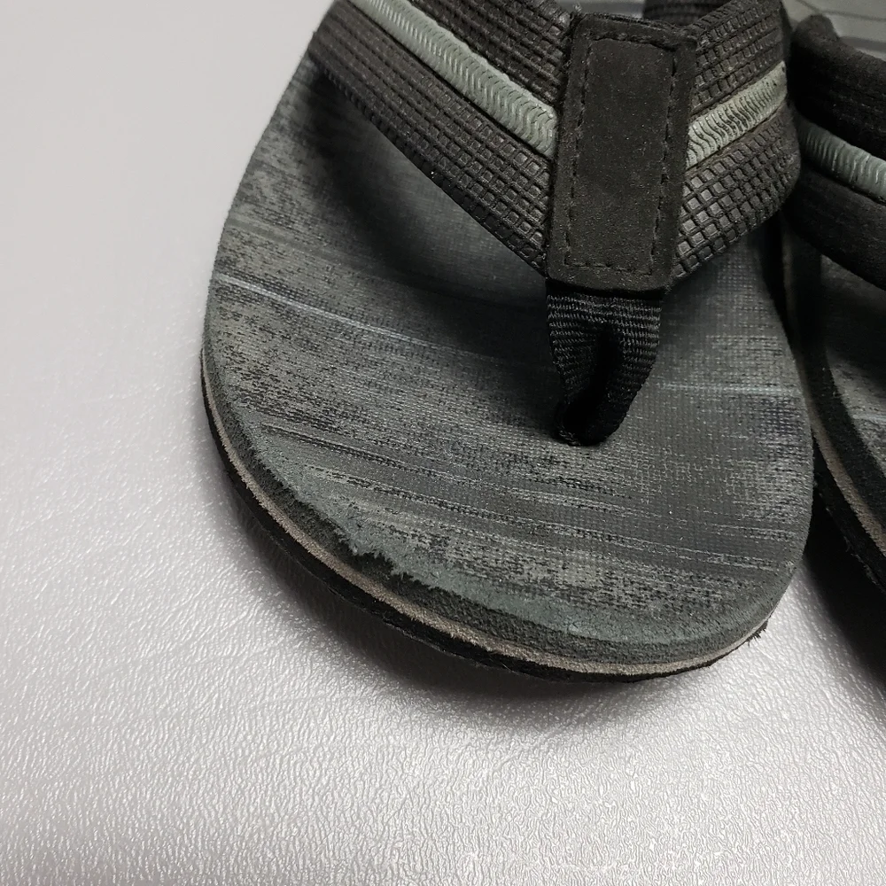 Boys wave zone flip flops size 13